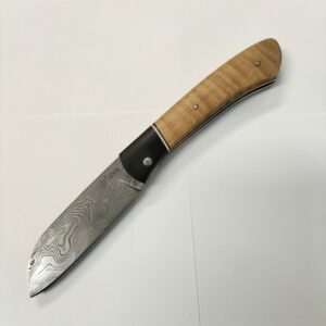 Couteau artisanal damas par la coutellerie du clocher scaled