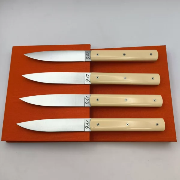 Coffret de 4 couteaux de Table Perceval 9.47 ivoire